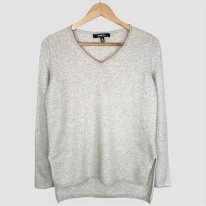 Saks Fifth Avenue v-neck sweater size: medium
